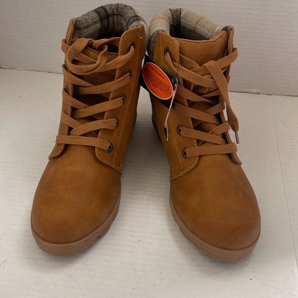 New Lugz size.9 Wedge Ankle Boots